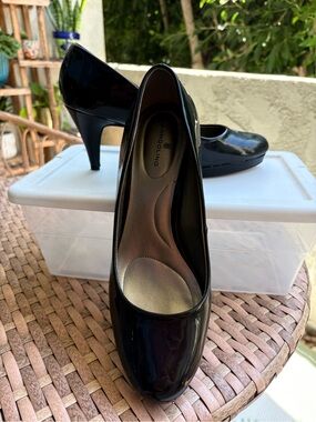 Bandolino 9.5 Black Patent Mid-Heel Round-Toe Pumps